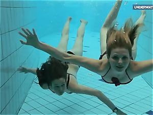 2 supah super-steamy teenagers in the pool